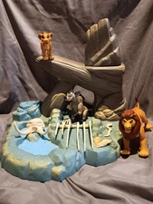 Vintage 1994 Disney Lion King Pride Rock Elephant Graveyard playset w/3 animals
