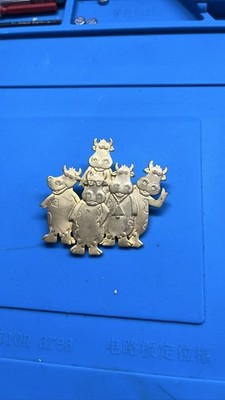 JJ Jonette Gold Tone Herd of Cows Brooch Pin Signed Whimsical Novelty