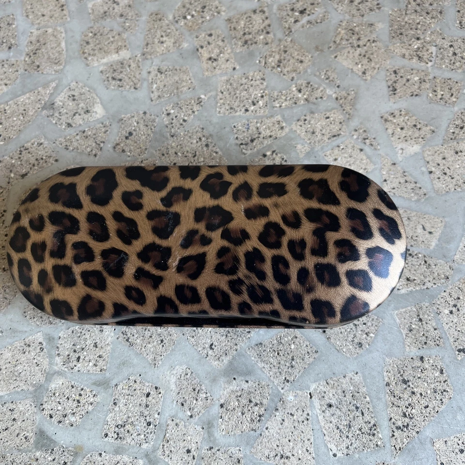 GUESS Estuche para Gafas de Sol Marrón Patrón Leopardo Tema Almeja Estuche para Gafas Usado Foto 2 de 4