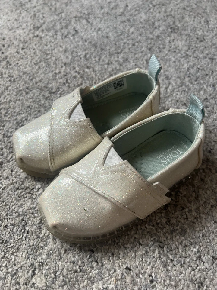 Zapatos Toms Niña Pequeña Blancos Brillantes Con Cierre de Correa Fácil Talla 5 Foto 3 de 4
