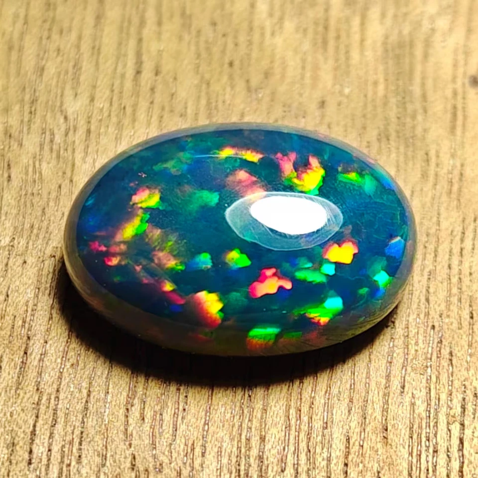 AAA+ Galaxy Ópalo de Fuego, Cabujón Ópalo Negro Etíope, Ópalo Forma Ovalada 8,20 ct. Foto 2 de 4
