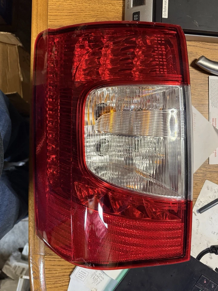 Lámpara giratoria trasera izquierda Mopar genuina 5182531AE 2011-2016 TOWN & COUNTRY ¡NUEVA! Foto 3 de 4