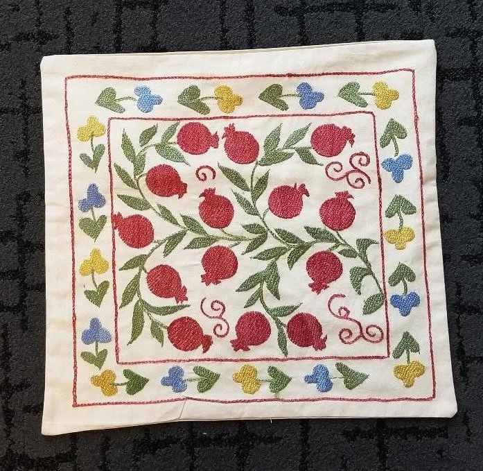 FUNDA DE COJÍN SUZANI DE SEDA UZBEKA BORDADA A MANO - APROX 17,5 "x 17,5" Foto 4 de 4