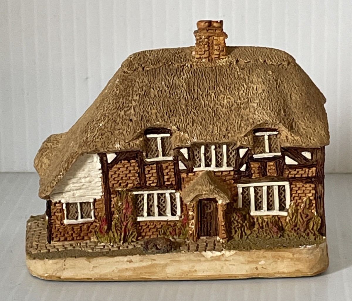 置物 Lilliput Lane HONEYSUCKLE COTTAGE Lilliput Lane Dream Cottage Miniatures Honeysuckle Cottage