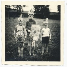 3 kleine "Indianer" - Buben beim Spiel mit Pfeil & Bogen - Altes Foto 1930er