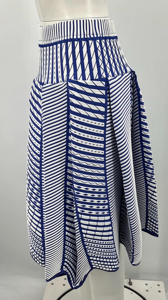 Falda asimétrica texturizada estampada geométrica azul/blanca Issey Miyake talla 2 Foto 2 de 4