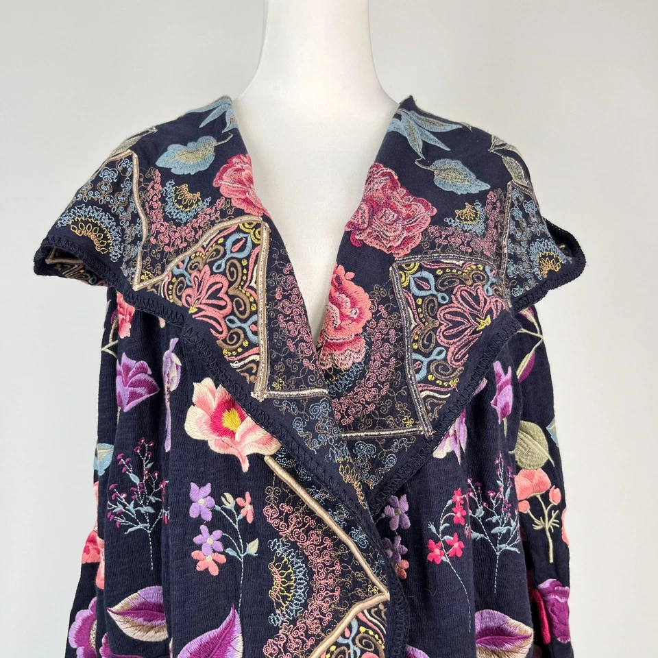 Cardigã Johnny Was bordado floral com capuz suéter multicolorido tamanho P US$ 598 NOVO SEM ETIQUETAS - Imagem 3 de 4