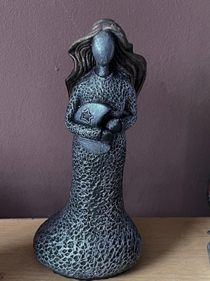 Mondgöttin Statue, handgegossen handbemalt