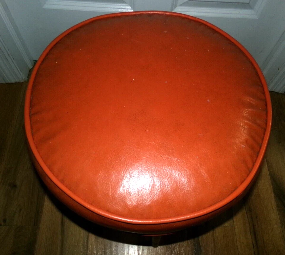Antiguo reposapiés otomano de colección mediados de siglo moderno redondo naranja vinilo patas de madera Foto 2 de 4