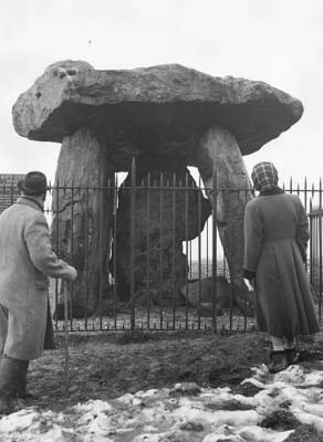2 visitors admiring the neolithic megalith 'Kits Coty House' - 1962 Old Photo 1