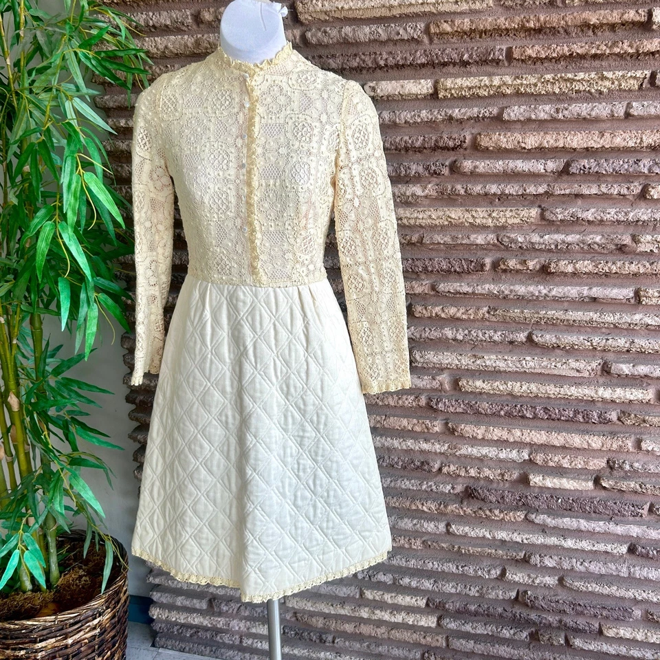 复古 60 年代象牙色 Modest 有内衬蕾丝上衣绗缝裙长袖迷笛连衣裙  — 第 2/4 张图片