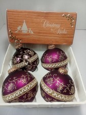 Caja de 4 adornos de bola de vidrio Christmas By Kreb’s con adornos brillantes de oro púrpura real