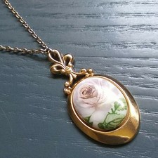 Vintage Gold Tone Rose Cameo Necklace. M5022