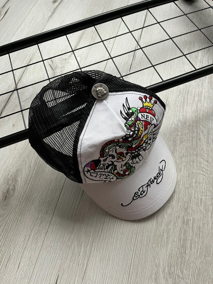 Gorra de colección Ed Hardy con tirantes calavera pedrería logotipo Y2K bordado blanco Foto 3 de 4