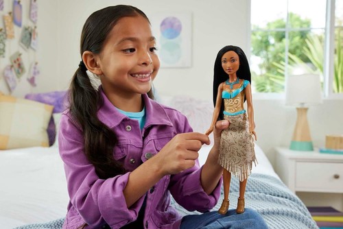 BAMBOLE DISNEY PRINCESS CORE - POCHAHONTAS GIOCATTOLO PER BAMBINI - Foto 2 di 7