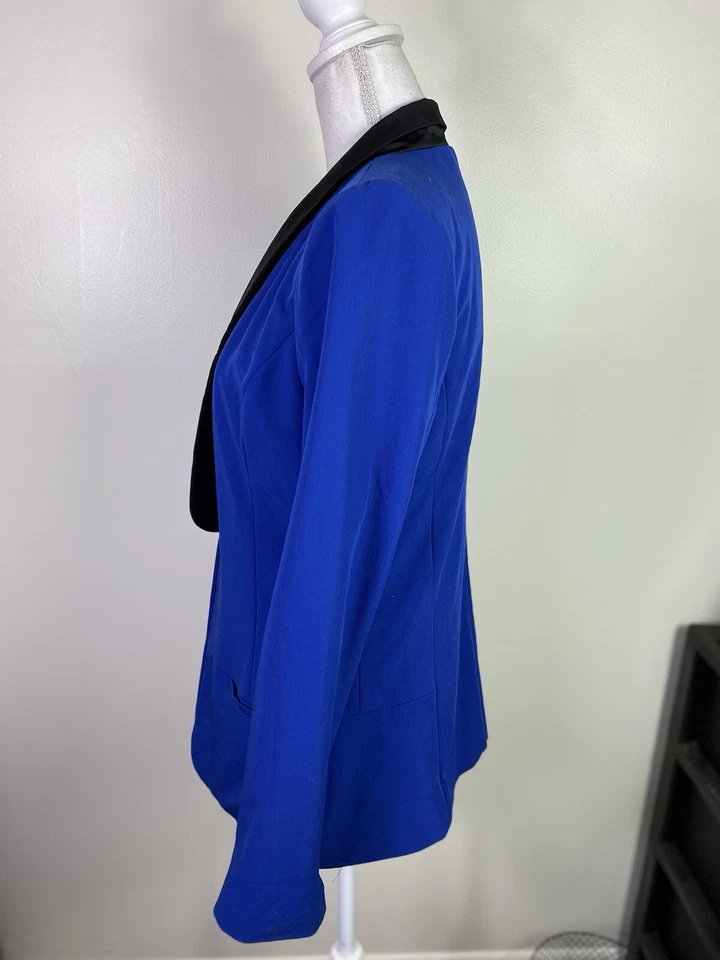 Blazer estilo smoking feminino Rock & Republic bolsos gancho/fechamento de olho tamanho P azul/preto - Imagem 4 de 4