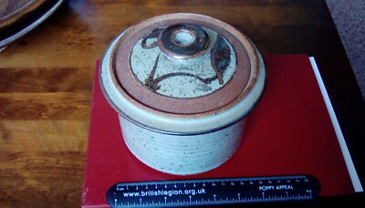 Studiokeramik kleine glasierte Deckelauflaufform schönes Design, Mark W? 13 cm hoch