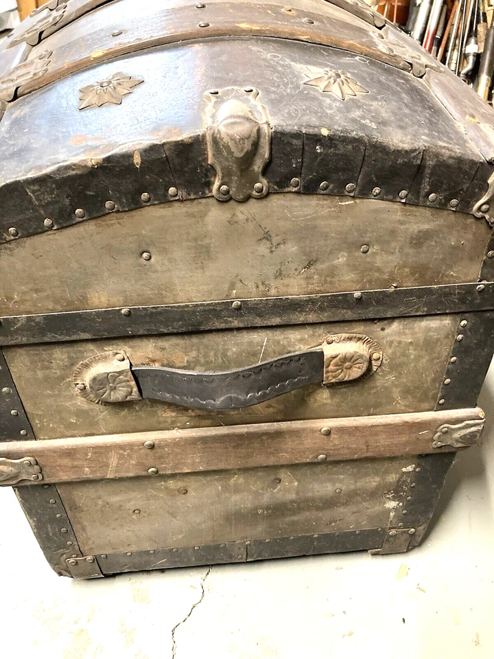 Baúl Antiguo Vintage Cúpula Cubierta con Bandeja y Hermosa Imagen Bajo la Tapa Foto 2 de 4