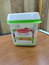 Rubbermaid Fresh works Produce Saver Medium 6.3 Cups Fresh vent Technology NEW!
