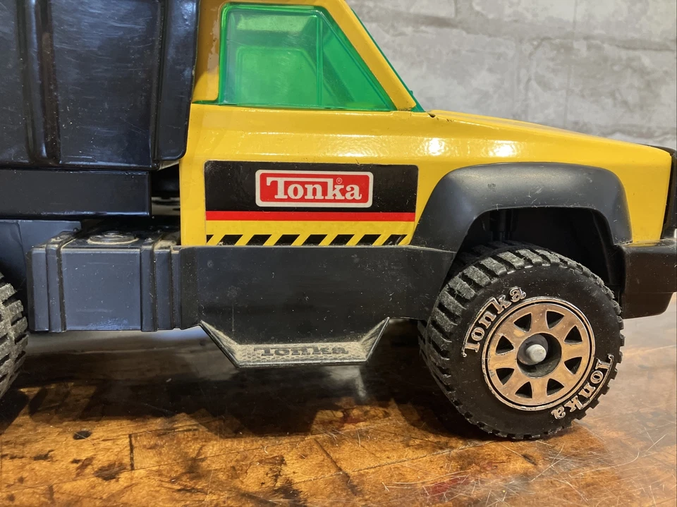 Vintage 1993 Tonka Pressed Steel Metal Yellow Chevrolet Dump Truck - Image 2 of 4