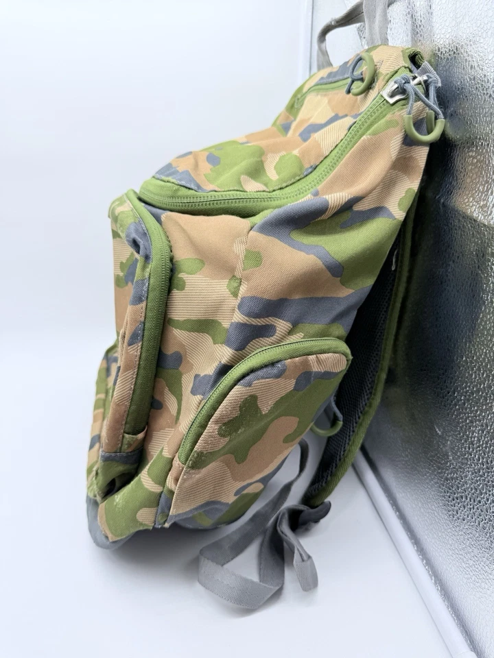 Mochila Embark Grande Verde Camuflaje Múltiples Correas Ajustables Bolsillo Lateral Foto 3 de 4