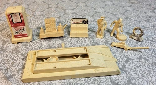 Vintage Marx Service Station Auto Car Lift/Hi-Test Gas Pump/Figures & more Cream