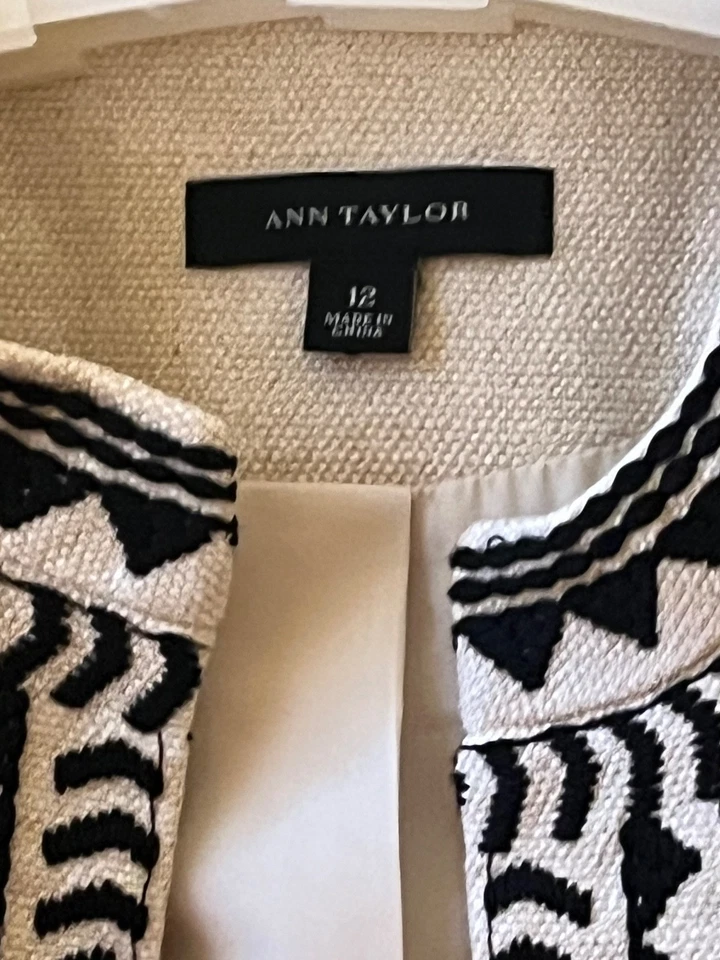 Blazer Ann Taylor de lino blanco con bordado negro alrededor de los bordes - Talla 12 Foto 2 de 4