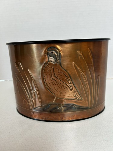 "Cesta de basura vintage firmada por Gregory Hentzi de cobre en relieve, 1983 5"" X 7""" - Imagen 2 de 8