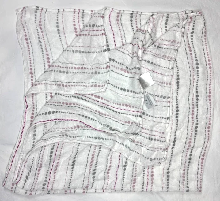 Aden + Anais 竹粉色灰色白色宁静珠襁褓毯和女孩 — 第 3/3 张图片