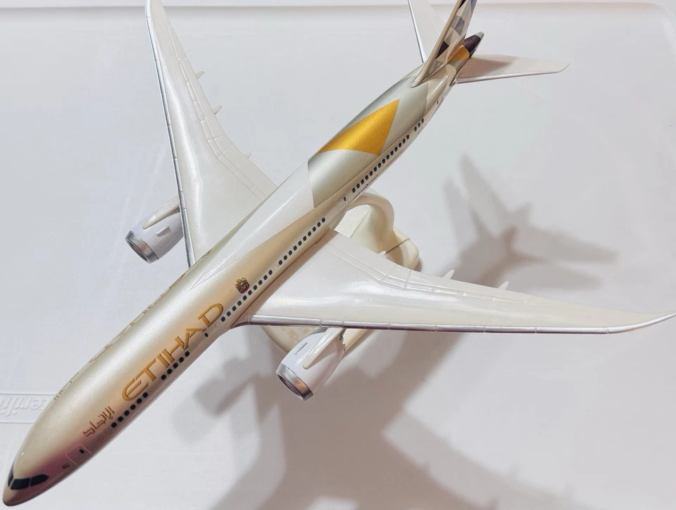 Etihad 787-9 модель самолета масштаб 1 200 коллекционная бывшая в употреблении БЕЗ КОРОБКИ РЕДКАЯ - Изображение 4 из 4