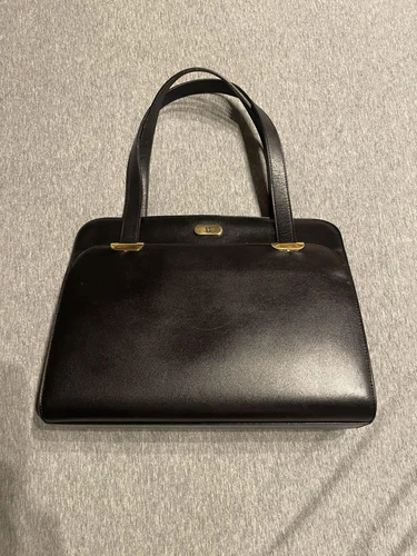 Sac à main Dior en cuir noir avec quincaillerie dorée chic et fonctionnel