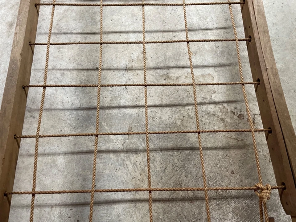 Cama antigua con listones de cuerda Foto 3 de 4