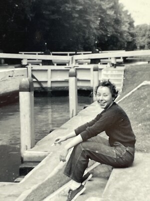 YB Photograph Pretty Lovely Lady Beautiful Young Women Sitting On Steps 