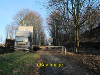 Foto 6x4 Woodhall Road mit Verkehrssperre Die beiden LKW hier sind ser c2015