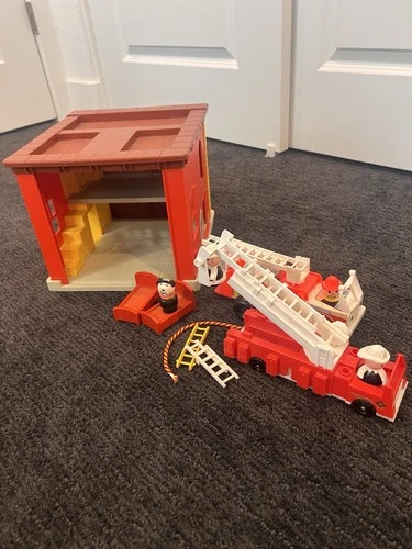 Vintage Fisher-Price Family Fire Station 70s Little People w Ladder Truck