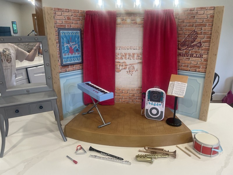 American Girl Tenney's STAGE PERFORMANCE DRESSING ROOM with Music Accessories