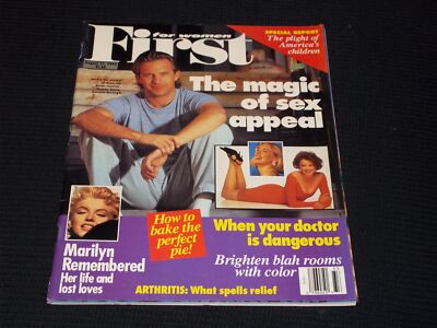 1992 AUGUST 17 FIRST FOR WOMEN MAGAZINE - KEVIN COSTNER FRONT COVER - E 17025
