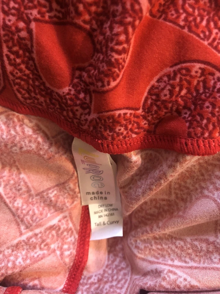 Leggings LuLaRoe alta curvilínea feminina nova vermelha com corações calça pijama cintura 32” - Imagem 3 de 3