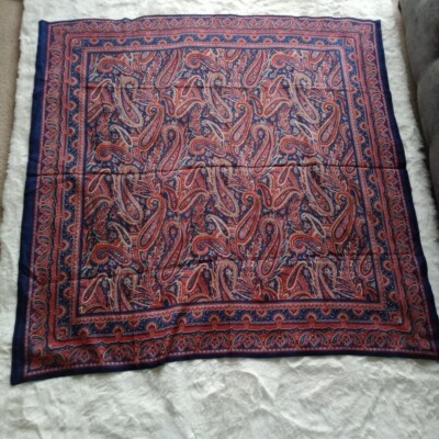 Großer quadratischer Schal dunkelblau rot weiß Paisleymuster