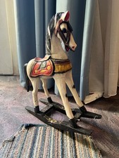 Antikes Schaukelpferd aus Holz. Schnitzereien. Puppen. Schaukelpferd. Vintage.