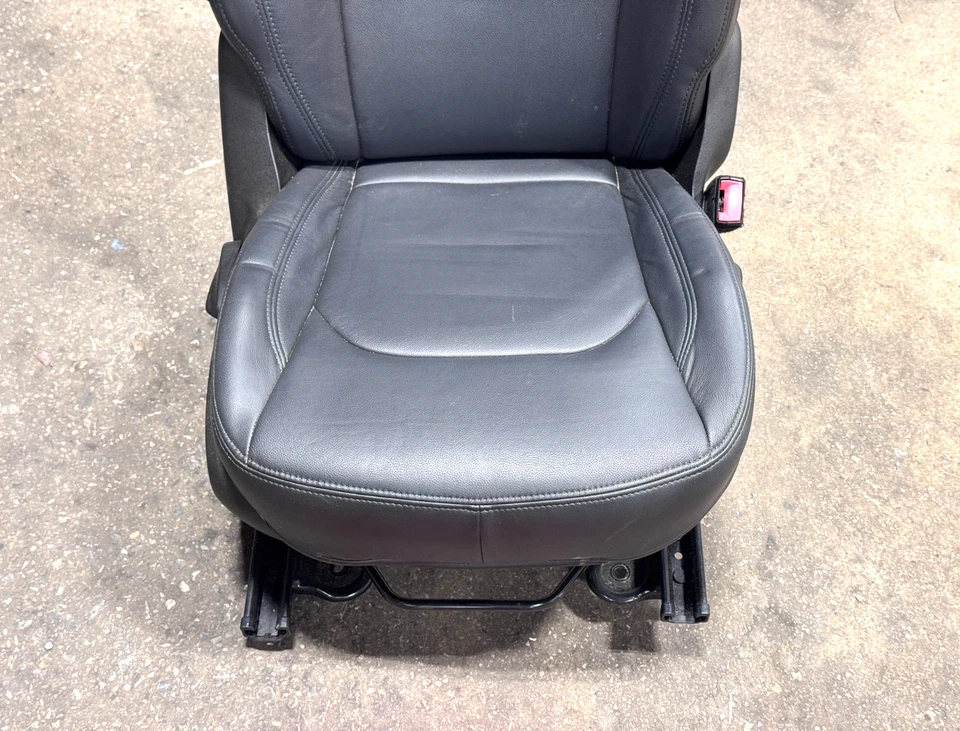 Jeep Renegade 2015-2018 asiento del pasajero delantero derecho cuero negro OEM Foto 3 de 4