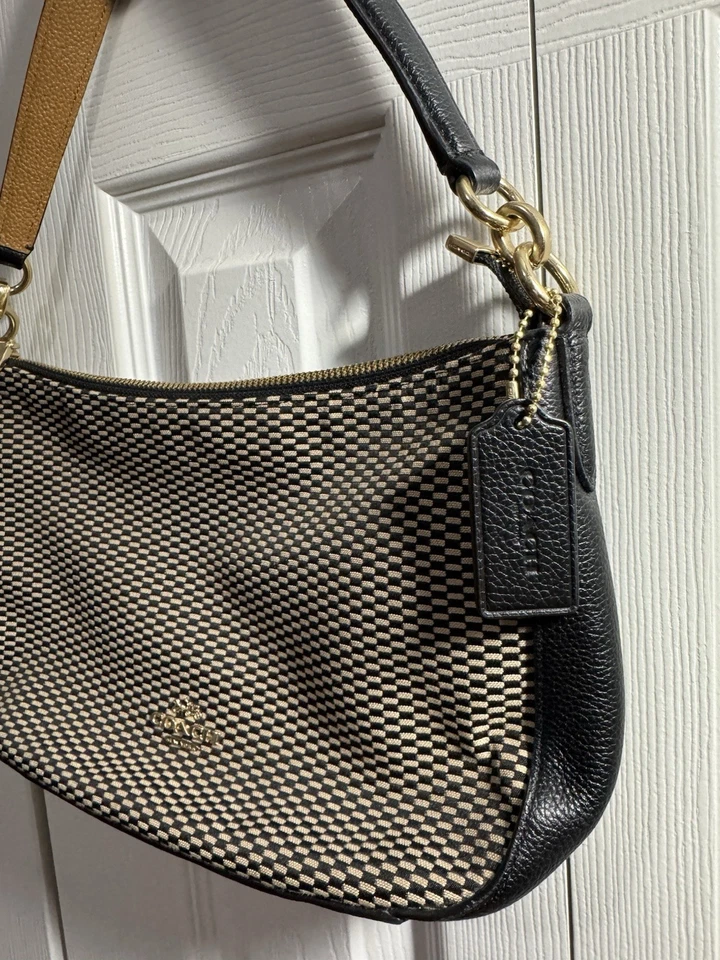 蔻驰 Teri 单肩包黑色/金色方格二手状况良好 — 第 2/4 张图片