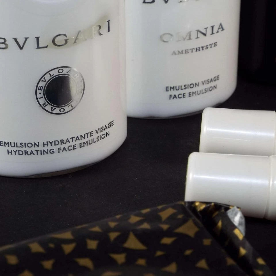 Hombre BVLGARI Aqva Omnia Hombre en Negro y Bálsamo Labial EMIRATOS Tejidos Lote Compacto Foto 2 de 4