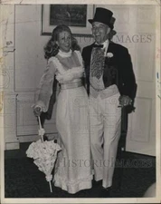 1970 Press Photo Mrs Cornelius Vanderbilt Whitney & Dr Benamin Roach at gala