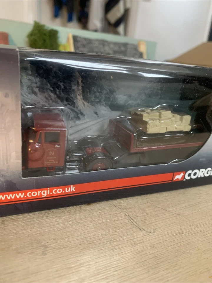 Corgi 1:76 Scale 00 Gauge DG199011 Scammell Mechanical Horse Flatbed & Load TNT - Image 2 of 4