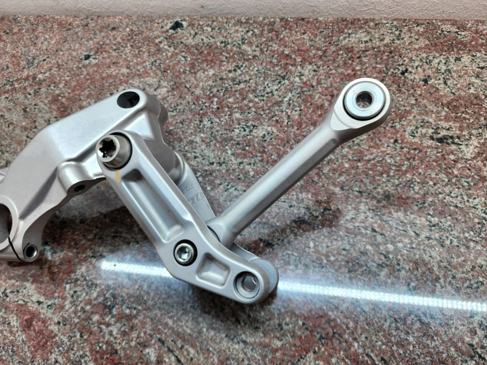 Suporte de montagem de link de suspensão traseiro 12-23 Ducati Panigale fabricante de equipamento original 37231631A - Imagem 3 de 4