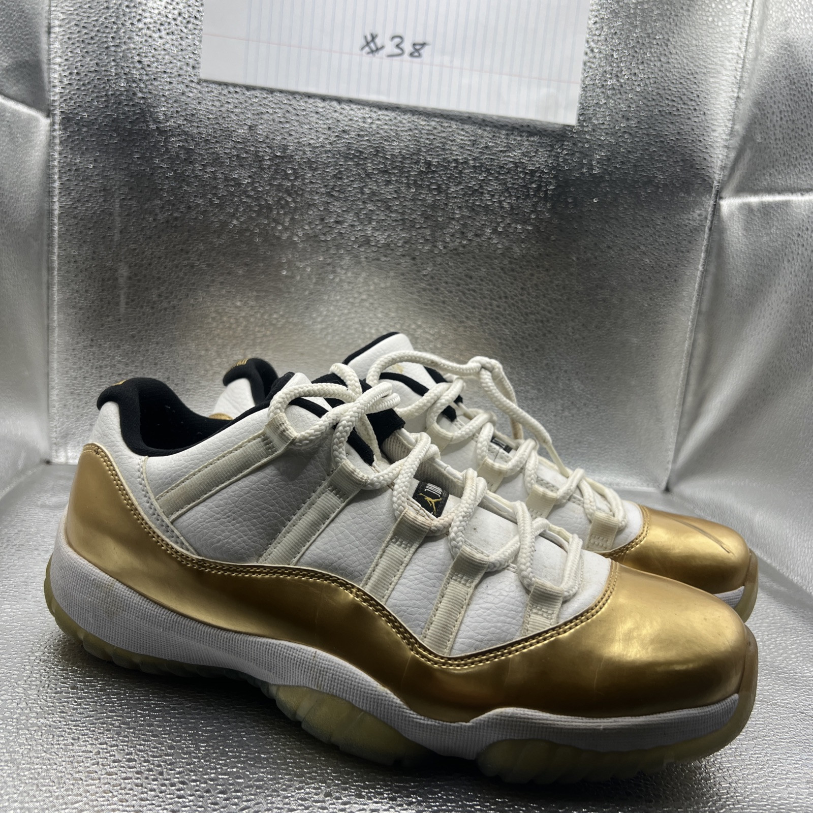NIKE AIR JORDAN 11 RETRO LOW Closing Ceremony Size 9.5 Men Gold