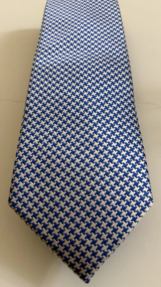 Gravata Charles Tyrwhitt Jermyn Street London geométrica azul marinho e branca empresarial - Imagem 2 de 4