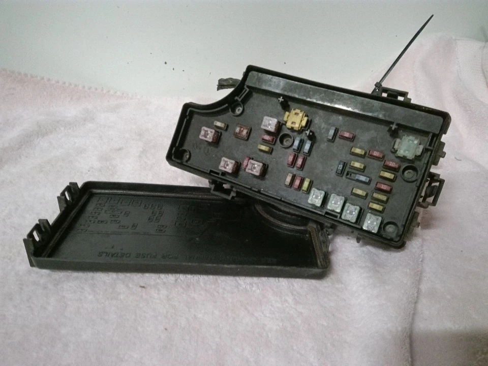 2008-2009 Chrysler Sebring Dodge Avenger TIPM Fuse Box Relay Module Fusebox - Image 3 of 4