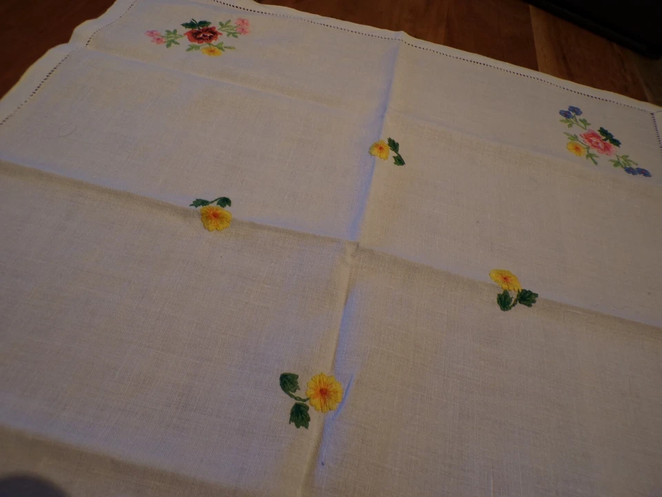 Linge ancien Centre de table lin blanc brodé de fleurs  et de jours - Photo 4/4